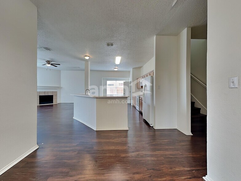 Building Photo - 300 Trailwood Dr