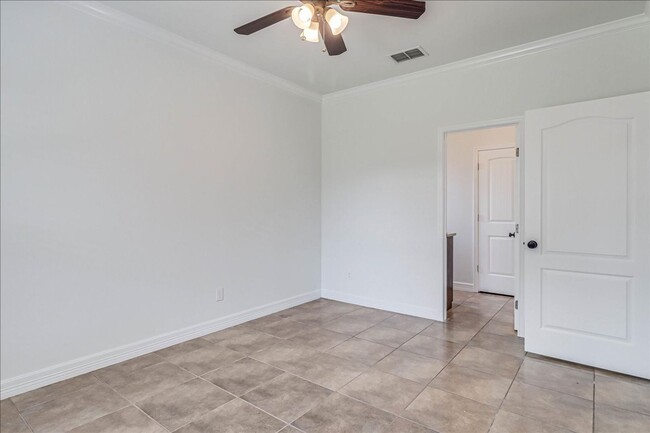 Building Photo - 2533 Lorine Dr