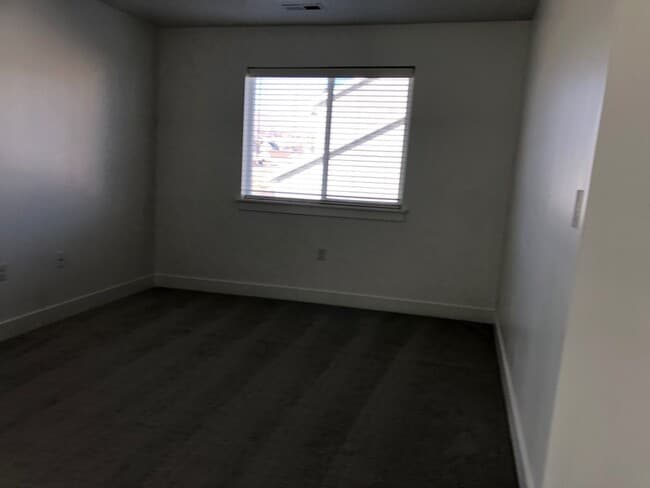 Building Photo - 493 N Woodland Rd