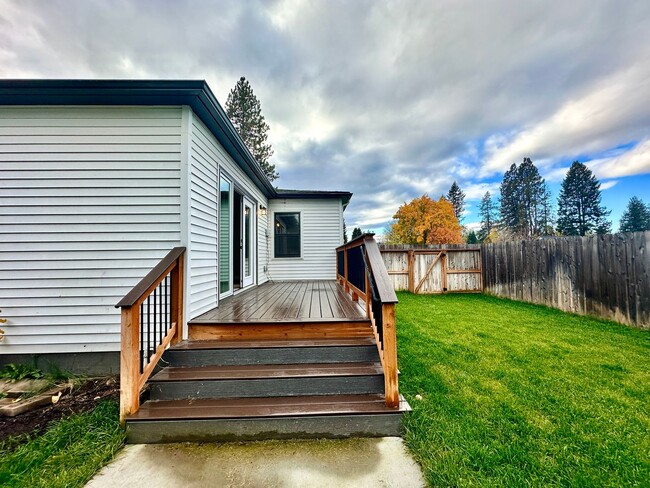 Building Photo - Stunning 2 level home with wood floors and...