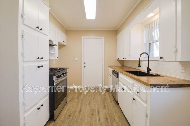 Building Photo - 1705 Bixby Rd