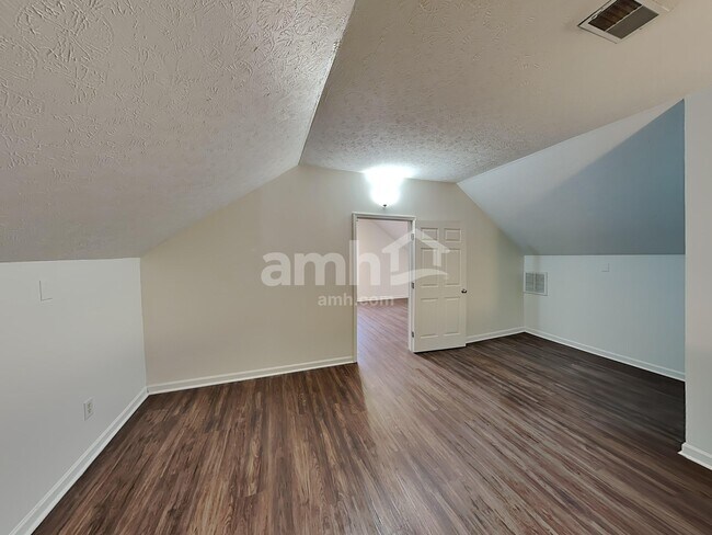 Building Photo - 432 Creekside Ln