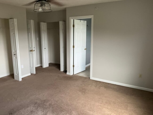 Building Photo - Large 3 Bedroom 2.5 bath townhome with additional finished room.