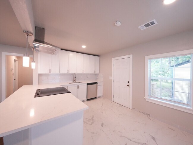 Building Photo - Tulsa 2 Bedroom Gem! Available for immedia...
