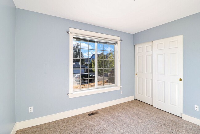 Building Photo - 3 Bed 2 Bath - Bonus Room - Groups - Pet F...