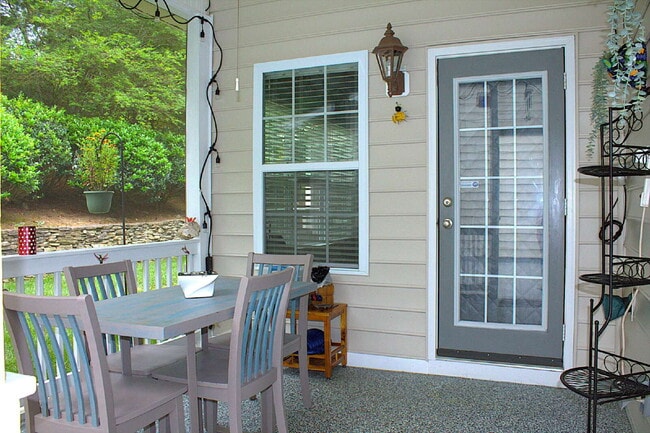 Building Photo - "Luxurious 3-Bed Condo in Hendersonville: Spacious 2023 Sq Ft within a 55+ community.”
