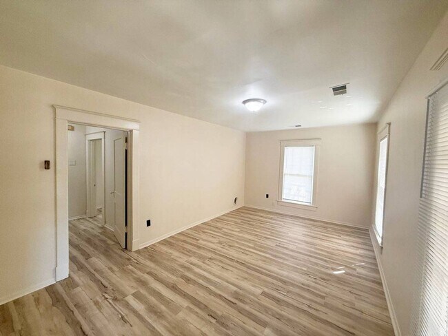 Building Photo - 446 Buntyn St
