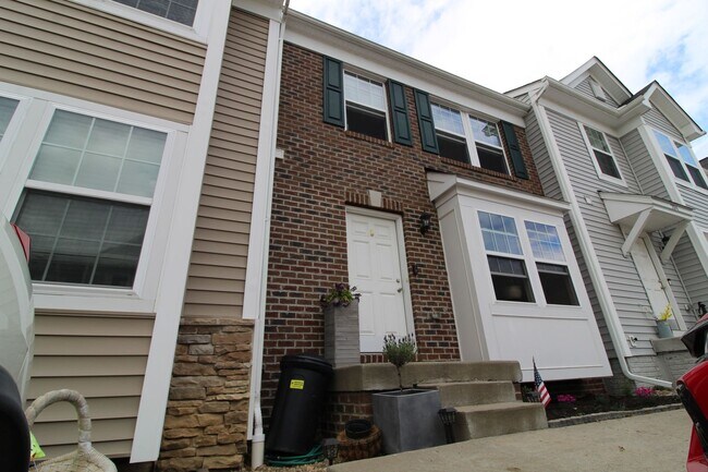 Building Photo - 3 Bed/ 2.5 Bath Townhome close to the interstate - Available 06/08/2026