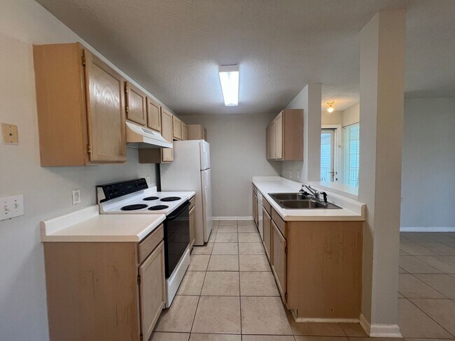 Building Photo - 2265 Huntingdon Dr