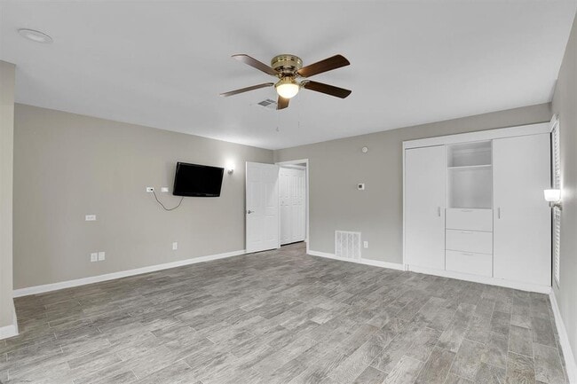 Building Photo - 3555 Balboa Cir
