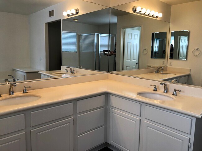 Building Photo - CHARMING 3 BR/2.5 BATH  " TWELVE PICKET LA...