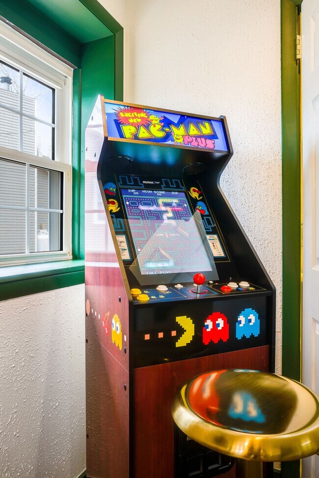 Building Photo - 2964 Hopkins Dr