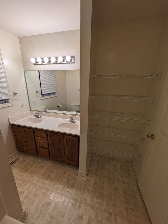Building Photo - 2BD/1.5BA Townhome At Strawberry Patch Com...