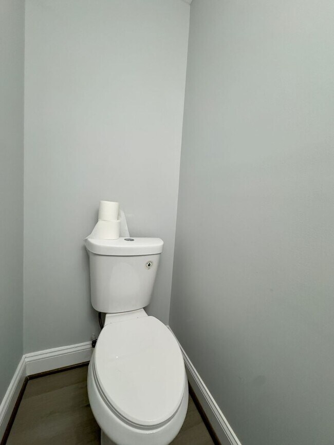 Building Photo - Fully-Renovated 3 Bedroom/2.5 Bathroom with In-Unit Laundry near Highlandtown, Baltimore, MD!