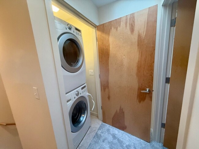 Building Photo - Columbia City Townhome