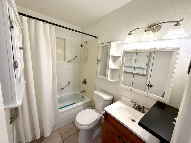 Building Photo - Furnished- Cute 2 Bedroom Home with Garage...