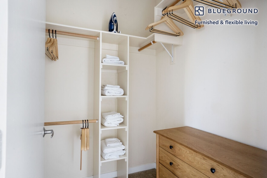 Building Photo - 690 Long Bridge St