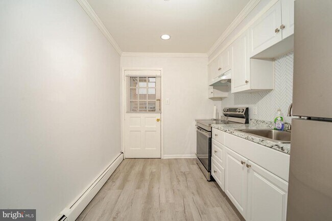 Building Photo - 703 N Oxford Ave