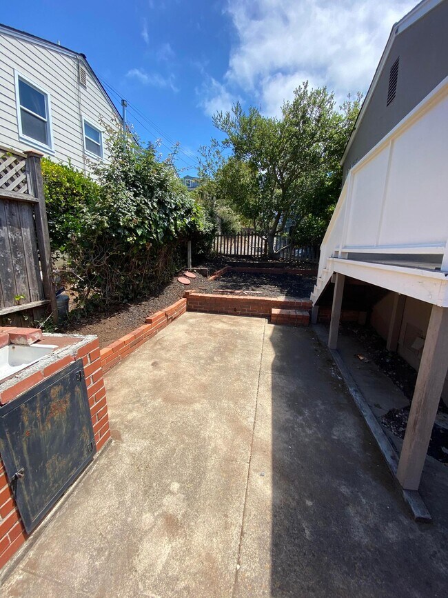 Building Photo - Elegant Kensington living with comfort, character, and scenic appeal