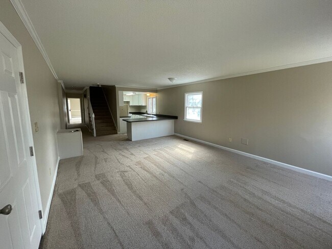 Building Photo - Spacious 3 bedroom apartment with Den and Huge Primary Suite
