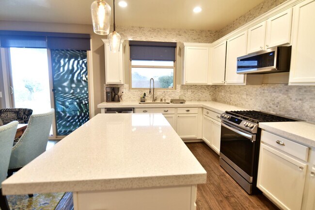 Building Photo - Gorgeous 3bed / 2.5bath home located in Tuscany!