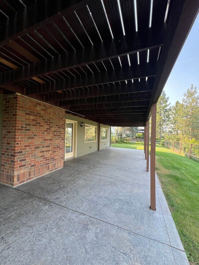 Building Photo - 5 Bedroom 3 Bathroom house coming soon