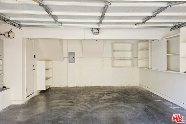 Building Photo - 5800 Owensmouth Ave