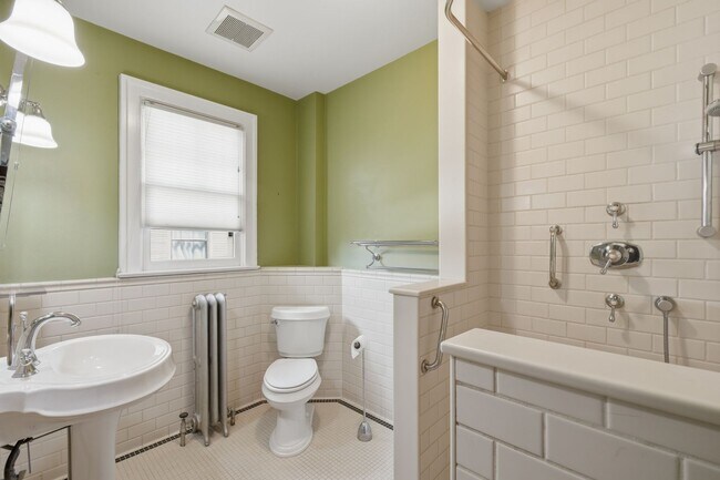 Building Photo - 5Bd/2.5Ba Everett Home