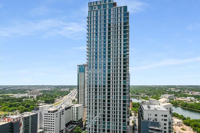 Building Photo - 610 Davis St