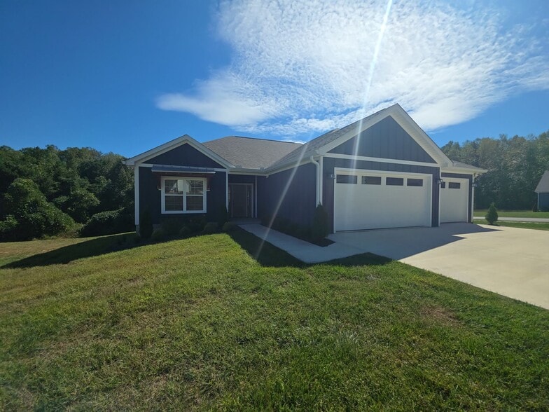 Building Photo - 481 Creekview Ln