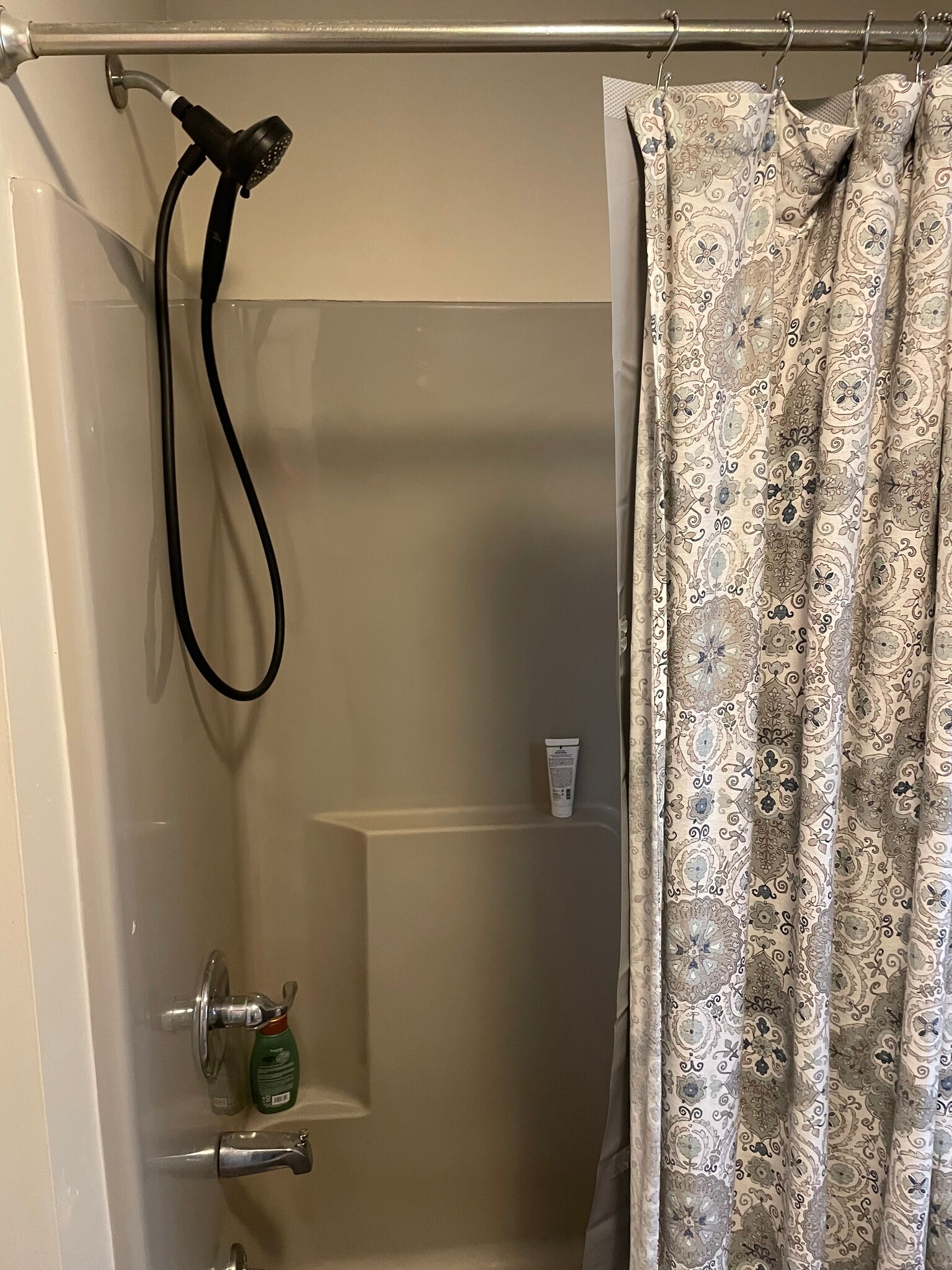 Full size tub/shower - 16 Laurier St