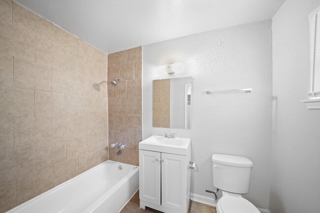 Building Photo - 1517 W Snyder St