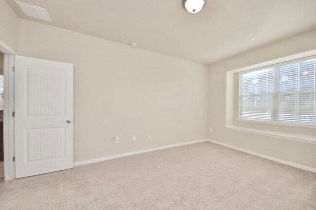 Building Photo - 2880 Donnell Dr