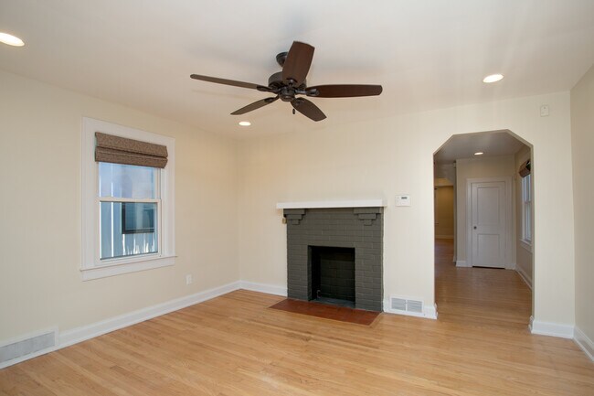 Building Photo - 1319 Hull St