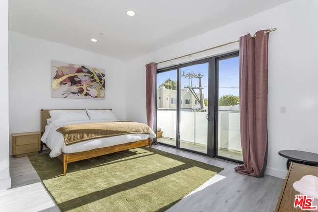 Building Photo - 137 N Doheny Dr