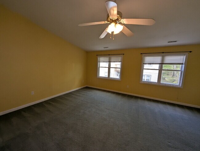 Building Photo - Immaculate End Unit in Desirable Weatherst...