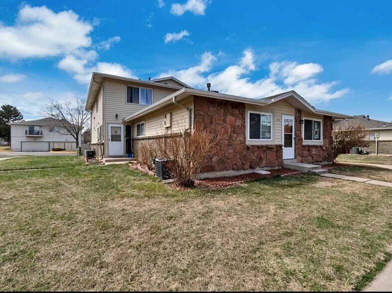 Building Photo - 3354 S Flower St