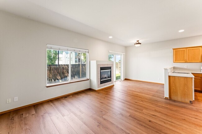 Building Photo - 1560 SW Reindeer Ave