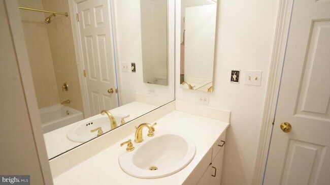 Building Photo - 10 E Lee St