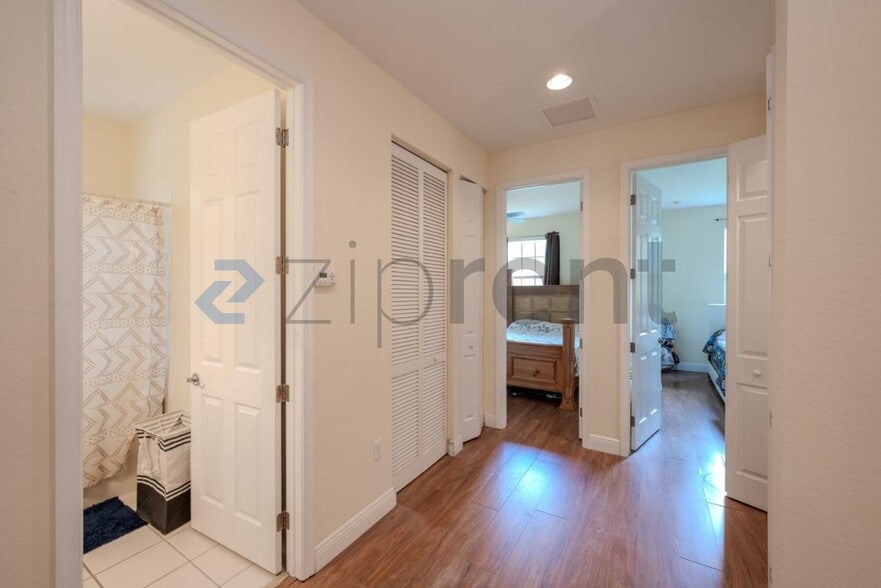 Building Photo - Unit