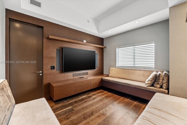 Building Photo - 460 NE 28th St