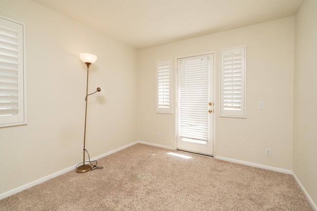 Building Photo - Lovely 3 Bedroom, 2.5 Bath Condo in San Dimas