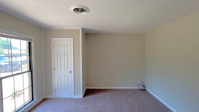 Building Photo - Beautiful 4-bedroom brick home