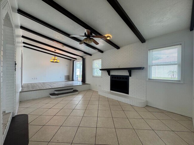 Building Photo - 3/2 Pool Home in Deltona Lakes