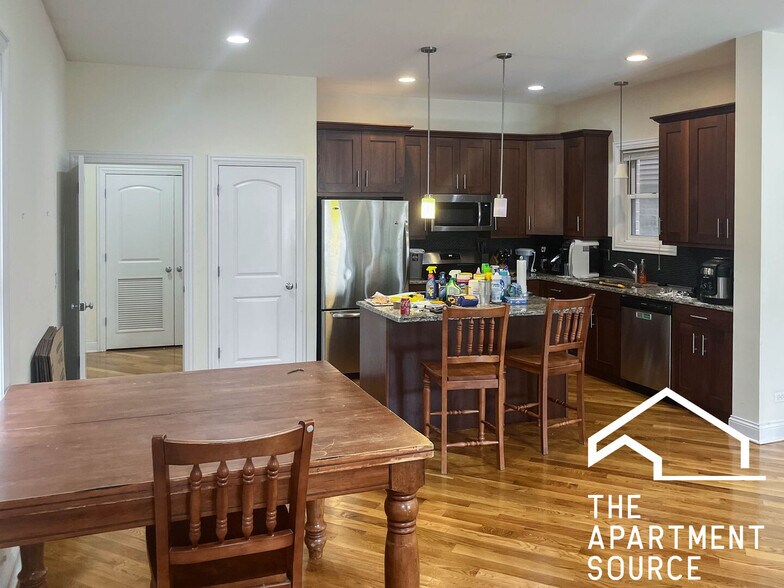 Primary Photo - 2334 N Greenview Ave