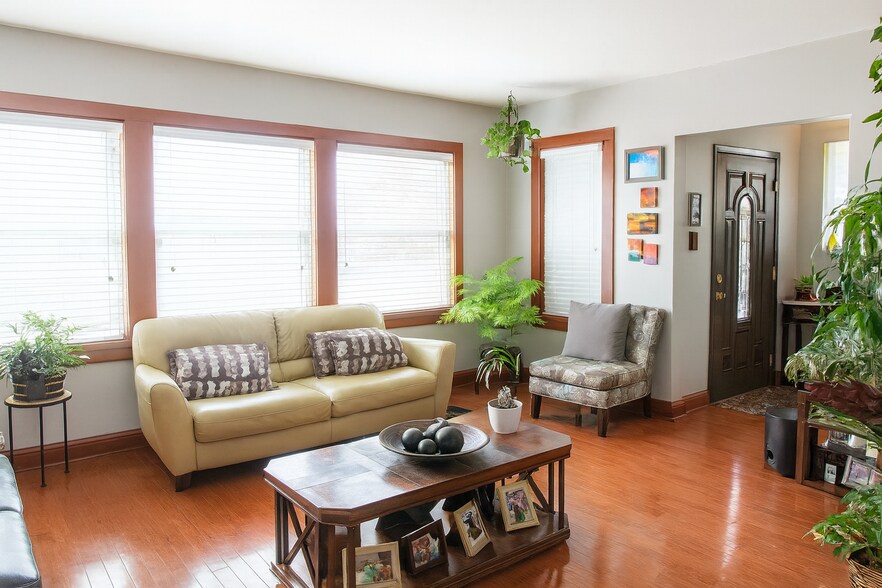 Unit 1a Living room - 5724 W Henderson St