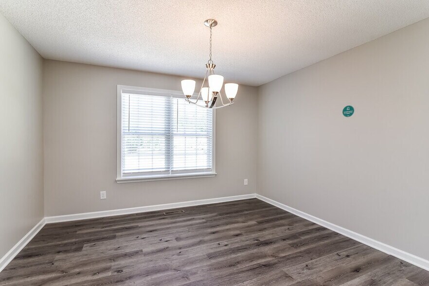 Building Photo - 2641 Fort Apachee Ct