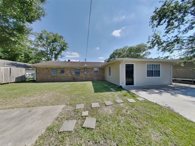Building Photo - 411 E Carby Rd