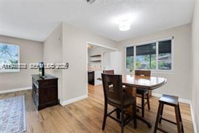 Building Photo - 1532 NE 39th St