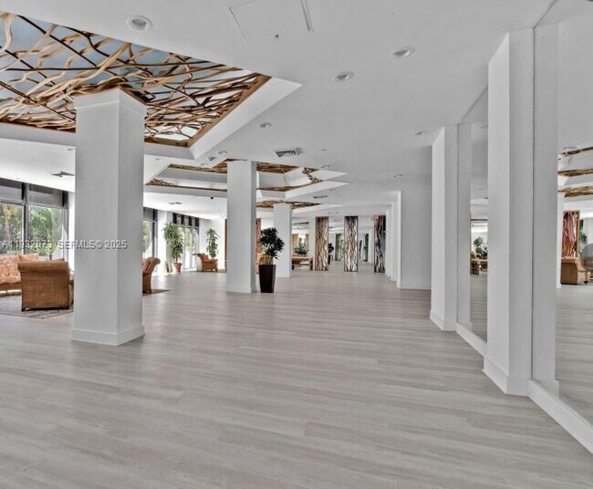 Building Photo - 1450 Brickell Bay Dr